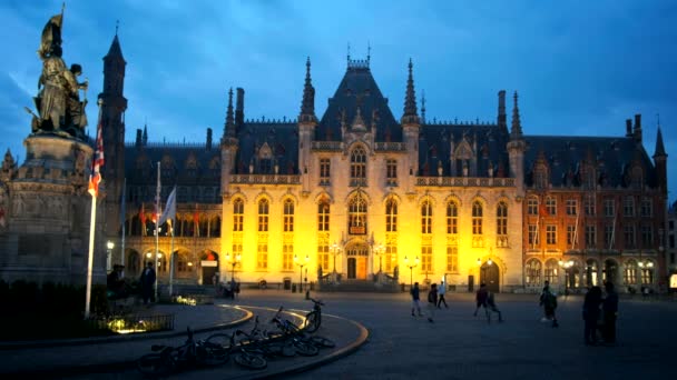 Bruges Belgium 2018年2月29日 ジャン ブレイデルとピエーター コンネックと地方裁判所の建物の彫像が夜に照らされたブルージュ グロッテ スクエア — ストック動画