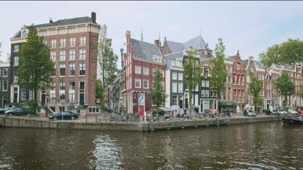 Amsterdam Mei 2018 Amsterdam Pittoresk Stadsgezicht Gracht Met Passerende Toeristenboten — Stockvideo
