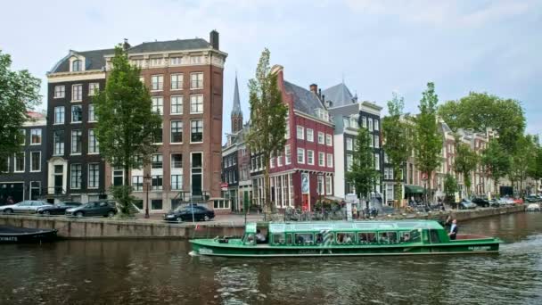 Amsterdam Netherlands Mayıs 2018 Kanal Tekneleri Turist Botları Ortaçağ Evleri — Stok video