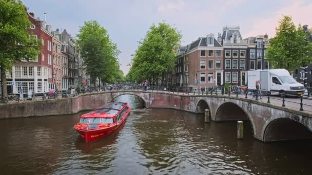 Amsterdã Holanda Maio 2018 Vista Amsterdã Canal Com Barco Turístico — Vídeo de Stock