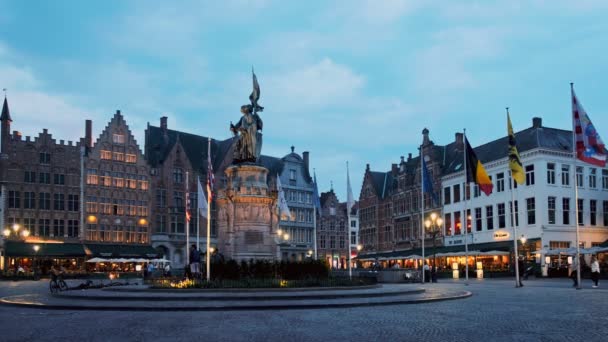 2018年5月29日 ベルギー ブルージュ 多くのカフェやレストランがある有名な観光地として有名な広場 ブルージュ グロート Bruges とヤン ブライデル Jan — ストック動画
