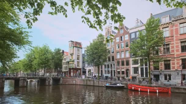 Amsterdam Holandia Maja 2018 Malowniczy Widok Miasto Ulica Kanał Zacumowanymi — Wideo stockowe