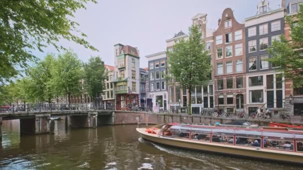Amsterdam Hollanda Mayıs 2018 Amsterdam Pitoresk Şehir Manzarası Köprü Altından — Stok video
