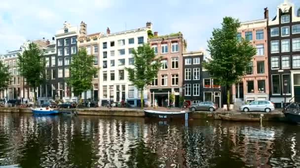 Amsterdam Netherlands Mayıs 2018 Kanal Tekneleri Ortaçağ Evleriyle Amterdam Şehir — Stok video