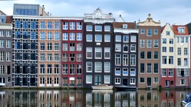 Amsterdam Netherlands 2018年5月22日 阿姆斯特丹运河Damrak码头的中世纪住宅 荷兰阿姆斯特丹 用相机盘 — 图库视频影像
