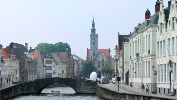 Bruges Belgique Mai 2018 Bateau Touristique Passant Sous Pont Dans — Video