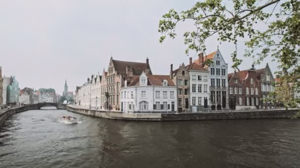 Bruges Belgium Μαΐου 2018 Τουριστικό Σκάφος Στο Κανάλι Bruges Παλιά — Αρχείο Βίντεο