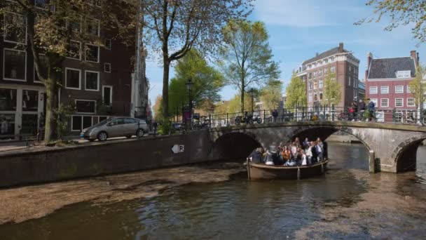 Amszterdam Hollandia 2017 Május Amszterdam Látképe Csatorna Turistahajóval Híd Alatt — Stock videók