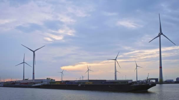 アントワープ ベルギー 2018年5月27日 カルゴ船スカイラインは アントワープ港からコンテナで帆を航行し 夕方にアントワープ港で電力発電機をバージ風力タービンを押す — ストック動画