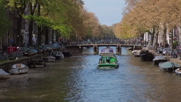 Amsterdam Hollanda Mayıs 2017 Amsterdam Manzarası Eski Köprü Evlerinin Altından — Stok video