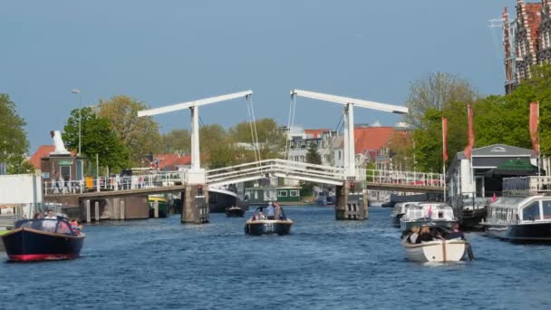 Haarlem Nederland Mei 2017 Boot Onder Gravestenenbrug Brug Beroemde Toeristische — Stockvideo