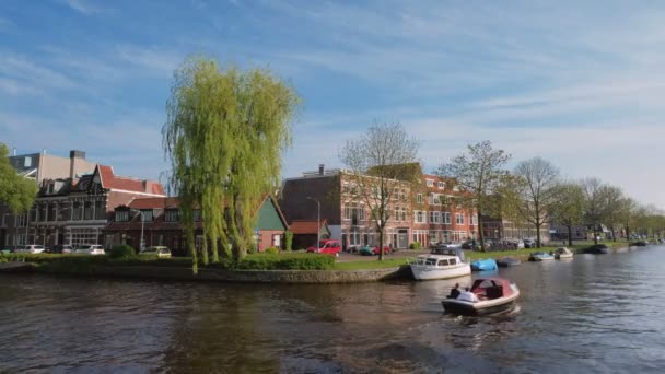 Haarlem Países Bajos Mayo 2017 Barco Canal Casas Harlem Países — Vídeos de Stock