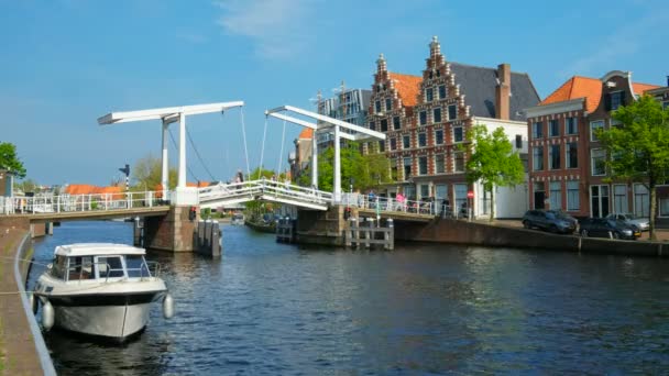 Haarlem Holandia Maja 2017 Łodzi Przechodząc Pod Następnie Most Znanych — Wideo stockowe