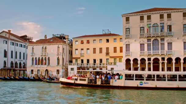 Venice Italy 2018年6月27日 日没にボートとゴンドラとヴァポレットのウォーターバスが付いているグランドキャナル — ストック動画