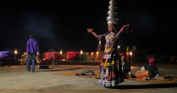 Jaisalmer India November 2019 Indiska Dansare Med Krukor Kvinnliga Traditionella — Stockvideo