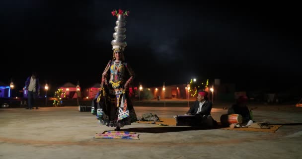 2019年11月16日 在印度拉贾斯坦邦Thar Desert Jaisalmer附近 印度传统Kalbelia舞女与部落民谣歌手的现场音乐共舞 — 图库视频影像