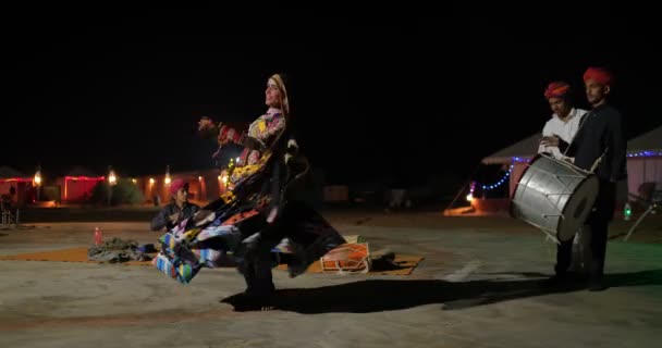 Jaisalmer India November 2019 インドのダンサー 女性の伝統的なカルベリアのダンサーは タール砂漠ジャイサルマー ラジャスタン インドの近くの部族民間ミュージシャンによってライブ音楽で踊ります — ストック動画