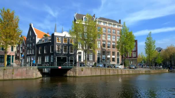 Амстердам Нидерланды Мая 2017 Года Живописный Вид Город Канал Проходящей — стоковое видео