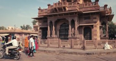 Jodhpur, Hindistan - 14 Kasım 2019: Ünlü Rajasthan kasabası Saat Kulesi yakınlarındaki Sadar pazarındaki Hint caddesinde insan ve araç trafiği. Kamera eğikliği