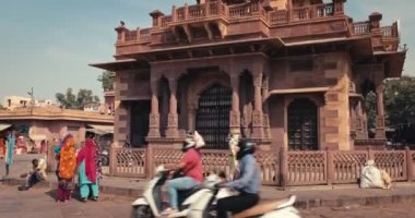 Jodhpur, Hindistan - 14 Kasım 2019: Ünlü Rajasthan kasabası Saat Kulesi yakınlarındaki Sadar pazarındaki Hint caddesinde insan ve araç trafiği. Kamera eğikliği