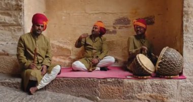 Jodhpur, Hindistan - 13 Kasım 2019: Mehrangarh Kalesi, Rajasthan, Hindistan 'da geleneksel Rajasthani şarkıları ve müzikleri çalan ve söyleyen müzisyenler