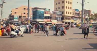 Jodhpur, Hindistan - 14 Kasım 2019: Sadar pazarının ünlü Rajasthan kasabası Jodhpur 'daki Hint caddesinde insan ve araç trafiği