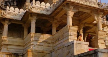 RANAKPUR, INDIA - 12 Kasım 2019: güzel Ranakpur Jain tapınağının ya da Chaturmukha Dharana Vihara 'nın dışı. Kutsal Jainizm 'in mermer ortaçağ heykelleri. Ranakpur, Rajasthan. Hindistan