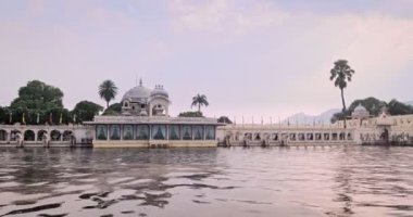 Udaipur, Hindistan - 11 Kasım 2019: Jag Mandir Sarayı, Pichola Gölü 'nde bulunan bir saraydır. Şimdi lüks bir otel.