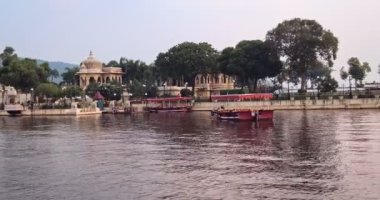 Udaipur, Hindistan - 11 Kasım 2019: Jag Mandir Sarayı, Pichola Gölü 'nde bulunan bir saraydır. Şimdi lüks bir otel.