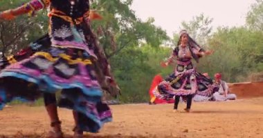 Shilpgram, Rajasthan - 9 Kasım 2019: Rajasthan 'ın Kalbelia Rajasthani halk dansı Udaipur yakınlarındaki Shilpgram kültür köyünde geleneksel kıyafetli dansçılar tarafından gerçekleştirildi