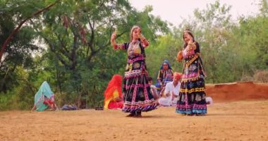 Shilpgram, Rajasthan - 9 Kasım 2019: Rajasthan 'ın Kalbelia Rajasthani halk dansı Udaipur yakınlarındaki Shilpgram kültür köyünde geleneksel kıyafetli dansçılar tarafından gerçekleştirildi