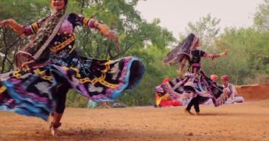 Shilpgram, Rajasthan - 9 Kasım 2019: Rajasthan 'ın Kalbelia Rajasthani halk dansı Udaipur yakınlarındaki Shilpgram kültür köyünde geleneksel giyinmiş dansçılar tarafından gerçekleştirildi. Yavaş çekim