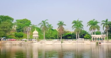 Udaipur, Hindistan - 19 Kasım 2010: Udaipur 'daki Dronacharya Eklavya Parkı Rajasthan' daki beyaz şehir - çiçek açan ağaçların olduğu popüler dinlenme yeri Rajput mimari tarzında. Kamera tavası