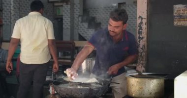 Pushkar, Hindistan - 7 Kasım 2019: Hint aşçı Murukku taze sokak yemeği yapar. Yağda kızartılmış lezzetli vejetaryen atıştırmalığı. Geleneksel lezzetli yemekler. Pushkar, Rajasthan, Hindistan