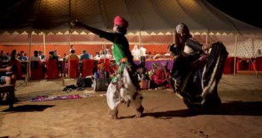 PUSHKAR, INDIA - 5 Kasım 2019: Hint kalbelia dansçısı - geleneksel kabile kalbelia dansçısı folk müzisyenleriyle dans ediyor. Udaipur, Rajasthan, Hindistan