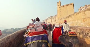 Amer, Hindistan - 2 Kasım 2019: Hindistan 'ın Rajasthan kentindeki Amer (Amber) kalesine tırmanan fillere binen turistlerin FPV bakış açısı. Amer Kalesi ünlü bir turistik yerdir.