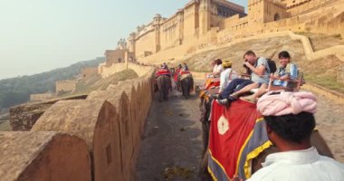 Amer, Hindistan - 2 Kasım 2019: Hindistan 'ın Rajasthan kentindeki Amer (Amber) kalesine tırmanan fillere binen turistlerin FPV bakış açısı. Amer Kalesi ünlü bir turistik yerdir.