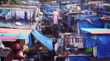 Mumbai, Hindistan - 31 Ekim 2019: Dhobi Ghat Mahalaxmi Dhobi Ghat 'ta çalışan insanlar Mumbai, Hindistan' da açık hava çamaşırhanesi ve Mumbai 'nin önemli turistik yerlerindeki çamaşırları kurutuluyor.