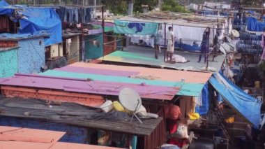MUMBAI, INDIA - 31 Ekim 2019: Dhobi Ghat Mahalaxmi Dhobi Ghat Mumbai, Hindistan 'da çamaşırları iple kurutulan açık hava çamaşırhanesidir. Şimdi Mumbai 'nin turistik yerleri imzalanacak.