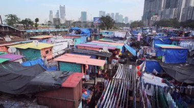 MUMBAI, INDIA - 31 Ekim 2019: Dhobi Ghat Mahalaxmi Dhobi Ghat Mumbai, Hindistan 'da çamaşırları iple kurutulan açık hava çamaşırhanesidir. Şimdi Mumbai 'nin turistik yerleri imzalanacak.