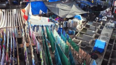 MUMBAI, INDIA - 31 Ekim 2019: Dhobi Ghat Mahalaxmi Dhobi Ghat Mumbai, Hindistan 'da çamaşırları iple kurutulan açık hava çamaşırhanesidir. Şimdi Mumbai 'nin turistik yerleri imzalanacak.