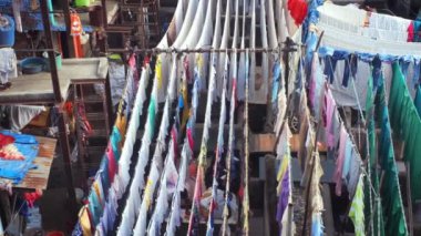 MUMBAI, INDIA - 31 Ekim 2019: Dhobi Ghat Mahalaxmi Dhobi Ghat Mumbai, Hindistan 'da çamaşırları iple kurutulan açık hava çamaşırhanesidir. Şimdi Mumbai 'nin turistik yerleri imzalanacak.
