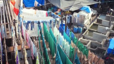 Mumbai, Hindistan - 31 Ekim 2019: Dhobi Ghat Mahalaxmi Dhobi Ghat Mumbai 'de açık hava çamaşırhanesidir ve Mumbai' nin ünlü turistik merkezi gökdelenlerle çevrili iplerle kurulanmıştır.