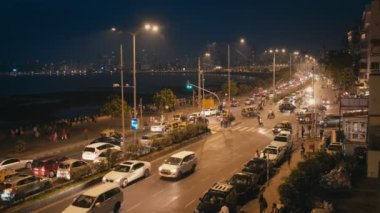 31 Ekim 2019 - MUMBAI, INDIA: Bombay 'ın ünlü ikonik turist eğlencesi Queen' s Kolye Denizcisi gecenin karanlığında yoğun trafik ile. Mumbai, Maharashtra, Hindistan