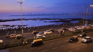 31 Ekim 2019 - MUMBAI, INDIA: Bombay 'ın ünlü ikonik turist eğlencesi Queen' s Kolye Denizcisi gecenin karanlığında yoğun trafik ile. Mumbai, Maharashtra, Hindistan. Yatay kamera tavası