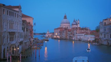 Venedik, İtalya - 19 Temmuz 2019, Venedik Büyük Kanalı, tekneleri ve Santa Maria della Salute kilisesi Ponte dell 'Accademia Köprüsü' nden akşam. Venedik, İtalya