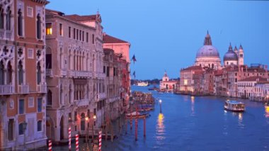 Venedik, İtalya 19 Temmuz 2019, Venedik Büyük Kanalı ve Santa Maria della Selamlama Kilisesi Ponte dell 'Accademia Köprüsü' nden akşam. Venedik, İtalya. Yatay kamera tavası