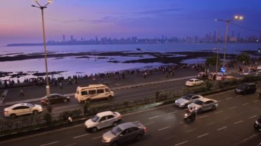 31 Ekim 2019 - MUMBAI, INDIA: Bombay 'ın ünlü ikonik turist eğlencesi Queen' s Kolye Denizcisi gecenin karanlığında yoğun trafik ile. Mumbai, Maharashtra, Hindistan. Yatay kamera tavası
