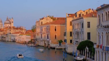 Venedik, İtalya - 19 Temmuz 2019: günbatımında Ponte dell 'Accademia Köprüsü' nden Santa Maria della Salute kilisesine giden gondol ve vaporetto tekneli Venedik Büyük Kanalı manzarası. Kamera tavası