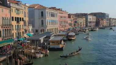 Venedik, İtalya - 27 Haziran 2018 Rialto Köprüsü, İtalya 'dan gün batımında tekne, vaporetto ve gondollu Grand Canal. Kamera tavası